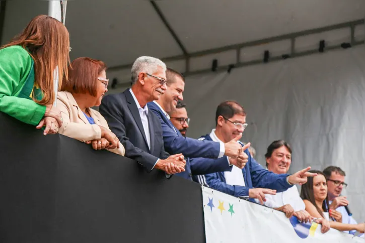 Capitão Nelson e autoridades políticas acompanharam o desfile