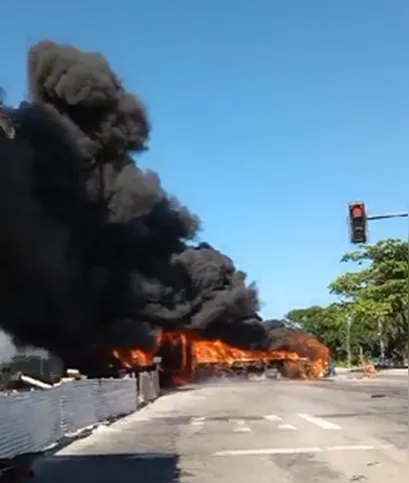 Criminosos queimam ônibus na Zona Oeste do Rio, em represália a morte de Matheus Rezende, um dos chefes da milícia
