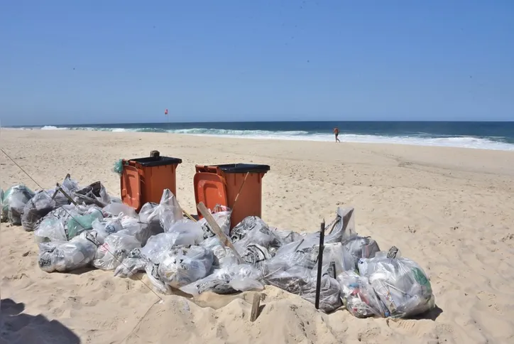 Foram recolhidos , 2 mil quilos de lixo, como plásticos, vidro, metal, papéis e rejeitos descartados irregularmente nas areias e nas cachoeiras do município