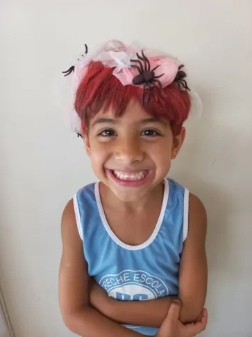 Arthur Arantes, de 5 anos, se divertiu com a teia do Homem-Aranha no cabelo