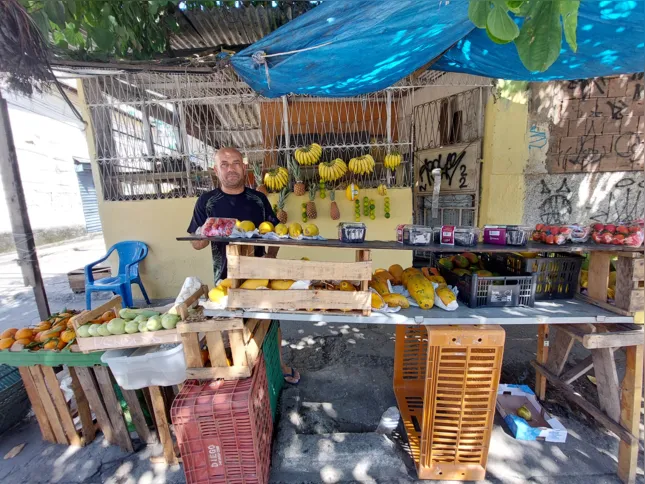 Feirante vende frutas e legumes na Rua Mário Vianna, em Santa Rosa