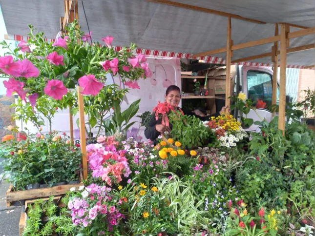 Cátia já vende flores em São Gonçalo há 20 anos