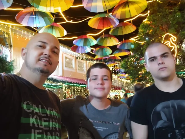 Leandro é pai de dois meninos: Daniel, de 16 anos, e Bruno, de 21