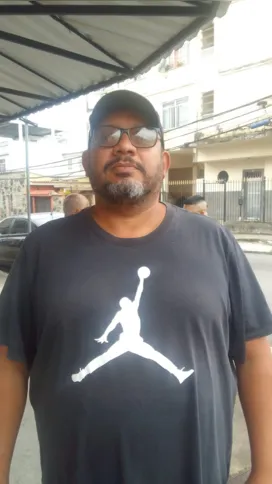 Marcelo, que trabalha como porteiro, tem 49 anos e está solteiro há 10