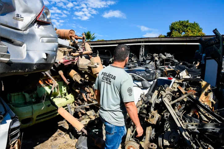 Imagem ilustrativa da imagem Dois presos e carros roubados apreendidos em ferros-velhos de Itaboraí