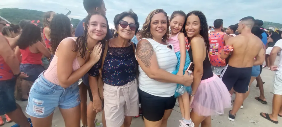 Lucia Veloso veio com a família curtir a folia
