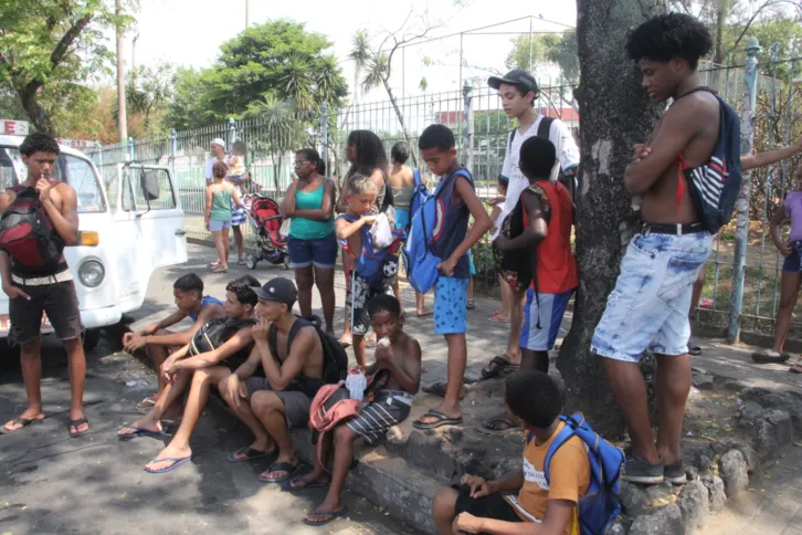 Crianças aguardam pela distribuição de doces