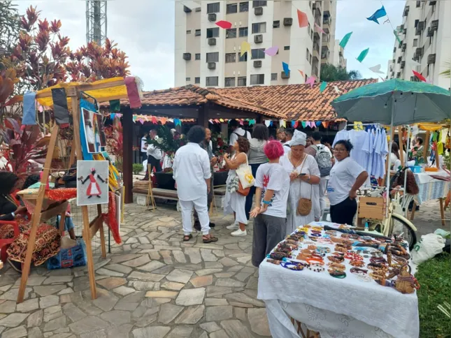 Praticantes levaram barraquinhas com artigos religiosos e de artesanato