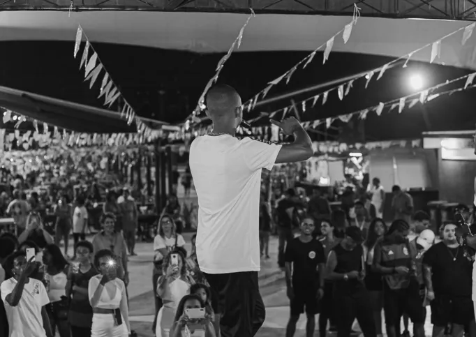 Dom Walker fez uma performance durante a premiação em que foi homenageado, junto de sua equipe, na Feira de Tradições Nordestinas de Neves