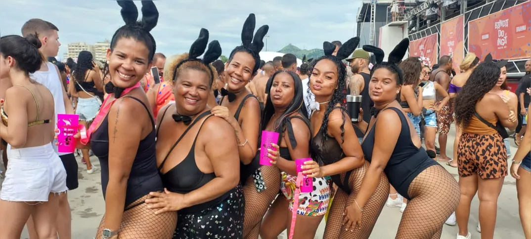 Stephany Miranda veio de coelhinha com as amigas