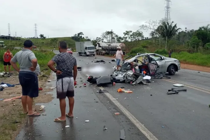 O motorista conduzia um carro modelo Prisma, que foi atingido por uma carreta