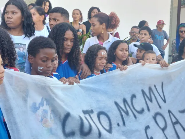 Moradores estiveram presentes no local para manifestar indignação com PM