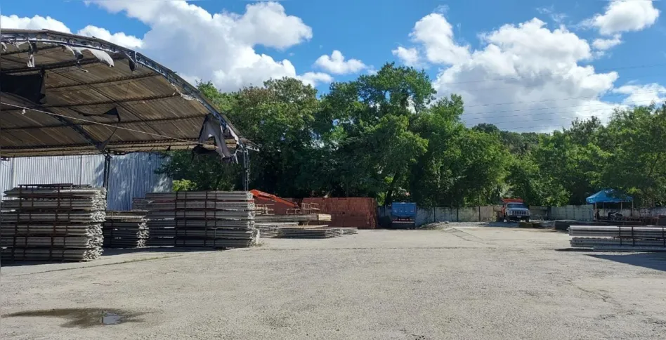 O galpão foi vendido e virou uma fábrica de lajes, que funciona até os dias de hoje