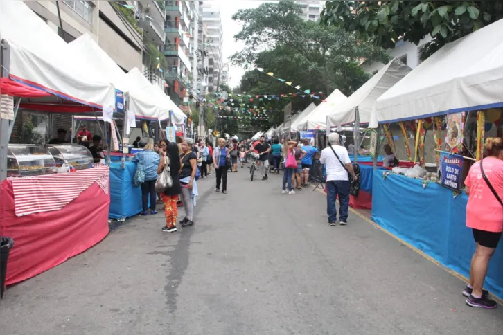 Barracas de comidas típicas no dia de Santo Antônio estão montadas para prosseguir a festividade, na Avenida Roberto Silveira