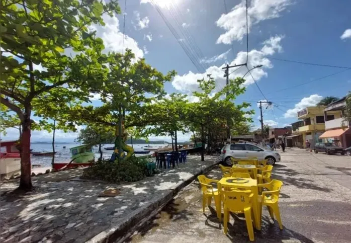 Na orla, ficam dispostas mesas para petiscar, papear ou apenas admirar a vista