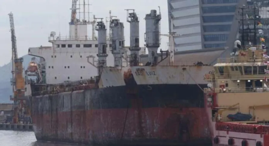 Navio que se chocou contra a Ponte Rio-Niterói