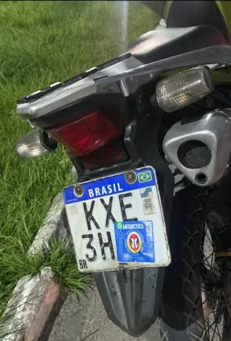 O veículo, uma moto Honda XRE 300, cor verde, estava com um rótulo de marca de cerveja na placa, impossibilitando o reconhecimento dos dados