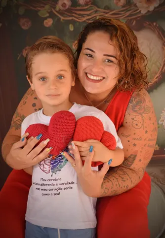 Roberta e seu filho, Miguel Arcanjo, são autistas; ela é fundadora do TEAcolher
