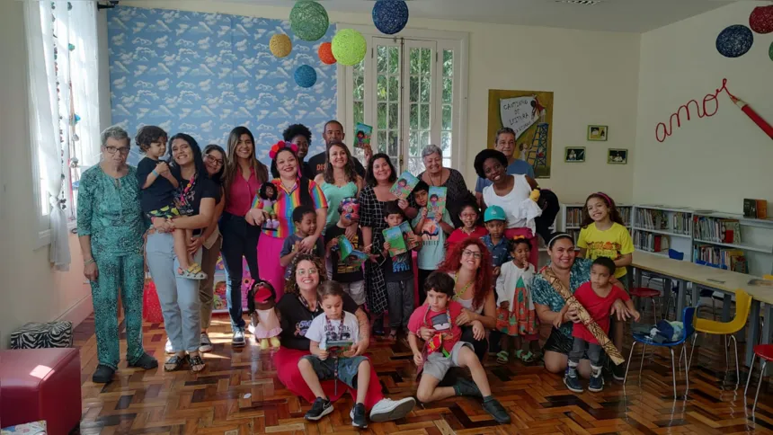 Encontro do Grupo TEAcolher em uma contação de histórias na Biblioteca de Niterói