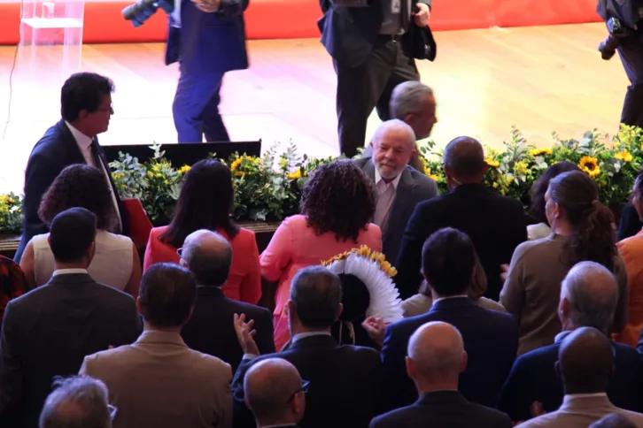 O presidente subiu ao palco do Theatro,  às 10h40, com muitos aplausos dos convidados do evento