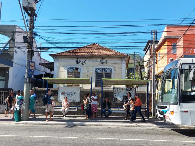 O conjunto de residências fica na Rua Doutor Feliciano Sodré, ao lado de um terreno com uma casa abandonada, que seria de propriedade do Instituto Nacional do Seguro Social (INSS)