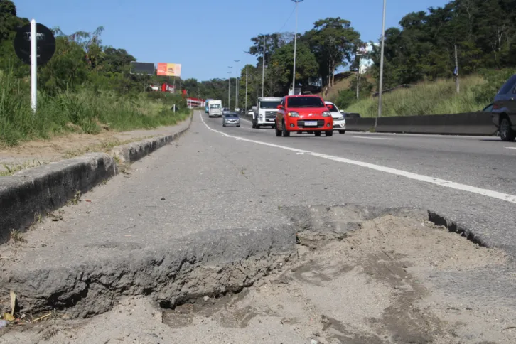 Os trechos apresentam diversos buracos