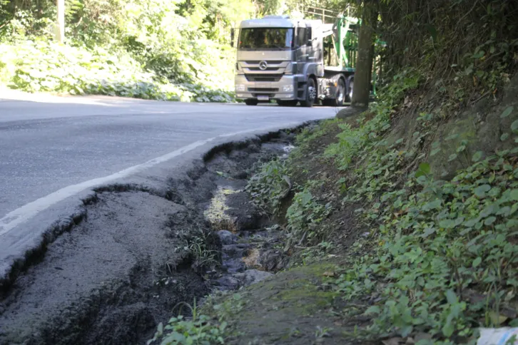 O risco de acontecer um acidente caso um veículo saia um pouco da estrada é grande