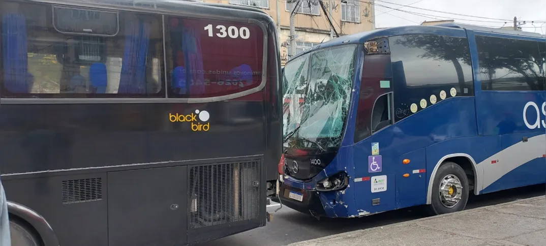 O motorista do carro de passeio teria fugido do local sem parar para auxiliar os dois ônibus que colidiram