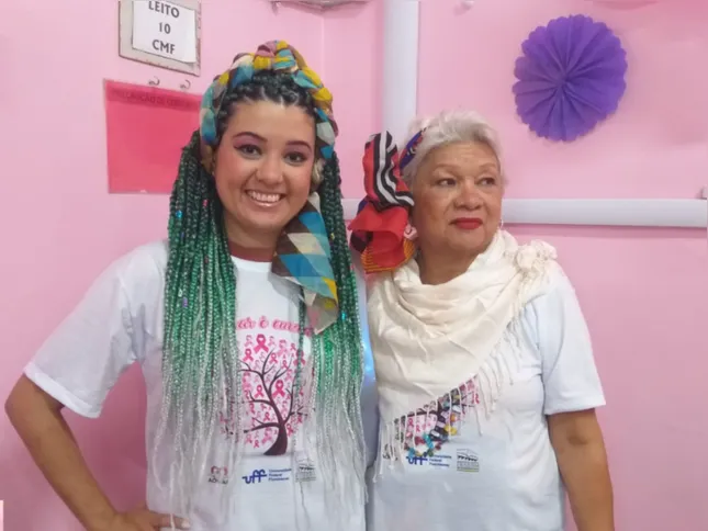 Júlia Carvalho e a mãe, Luiza Carvalho, no Hospital Universitário Antônio Pedro (Huap)