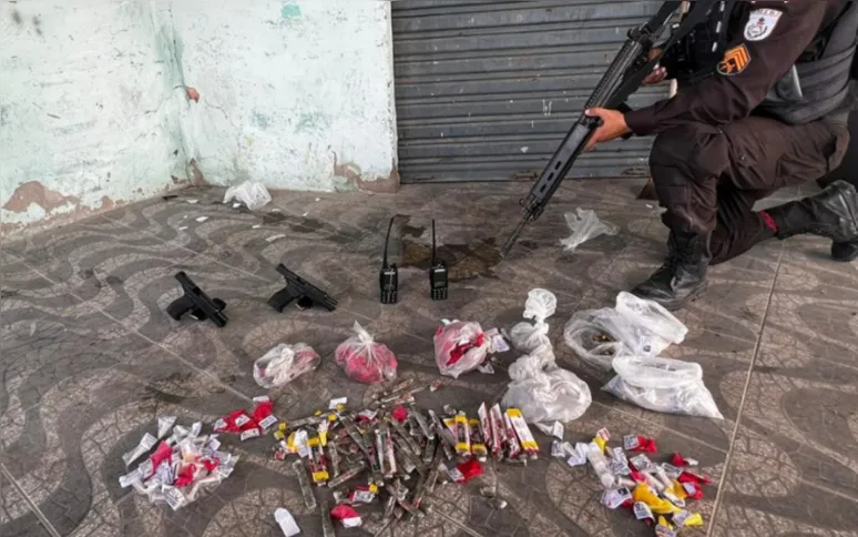 Duas pistolas e drogas foram apreendidas no local