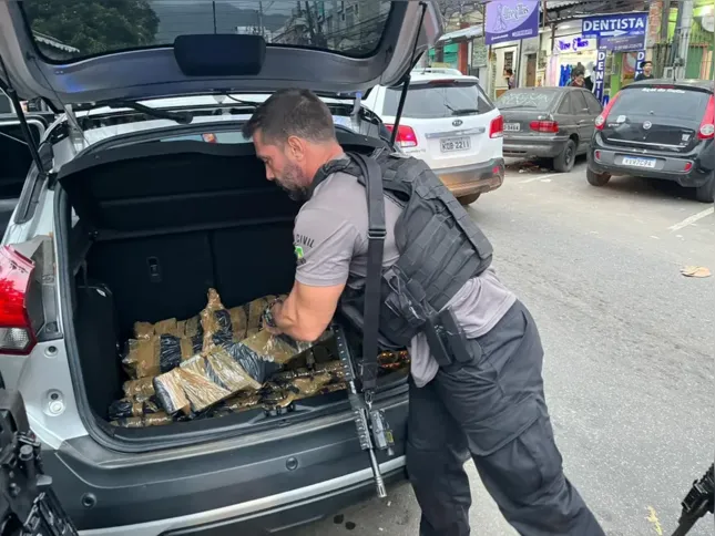 A Polícia Civil do Rio, apreendeu quatro metralhadoras ponto 50 e outras 4 MAGs, calibre 7,62.