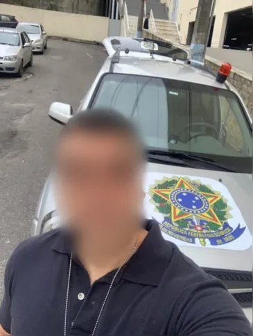 O investigado também mantinha em seu celular fotos usando uniforme com emblemas da Polícia Federal, assim como colete tático, distintivo e suposta arma de fogo