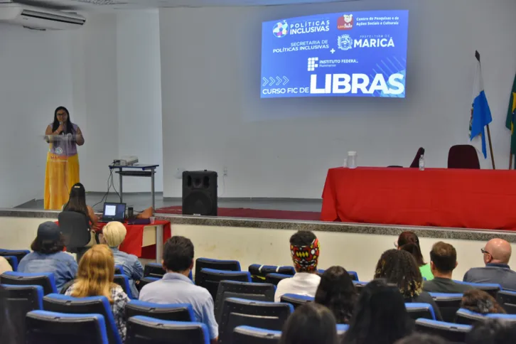 Imagem ilustrativa da imagem Políticas Inclusivas de Maricá inicia curso de Libras para 200 alunos