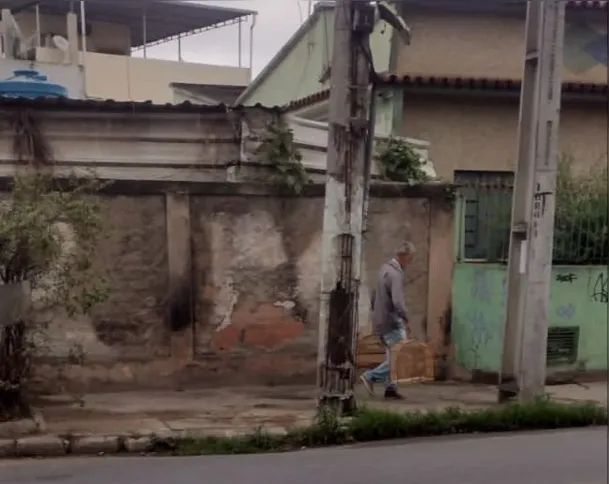 Poste da Rua Abílio José de Mattos está com vergalhões expostos