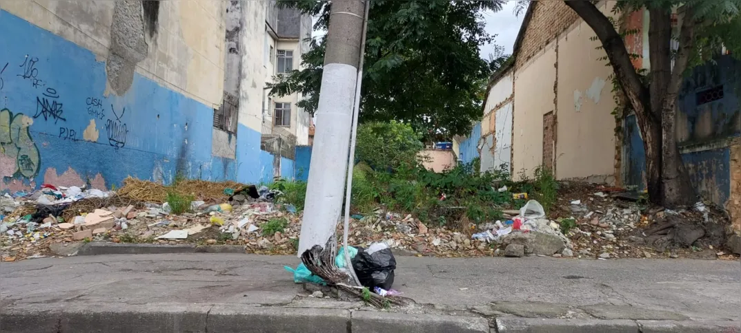 Poste localizado na Alameda São Boaventura está torto