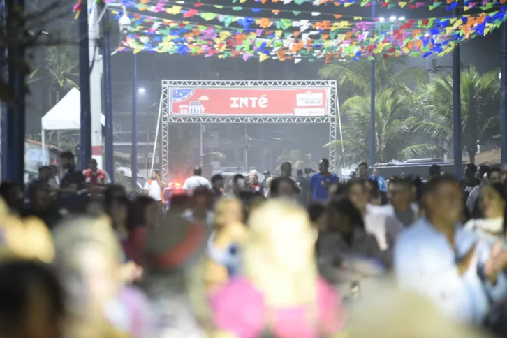 Neste sábado (17/06), quem sobe ao palco, que está montado na orla do bairro de Ponta Negra, será o cantor pernambucano Alceu Valença