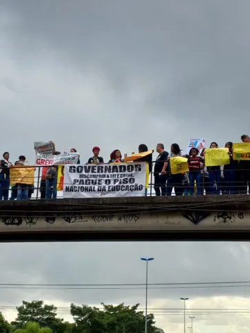 Manifestação aconteceu na manhã desta terça-feira (30), na passarela do bairro