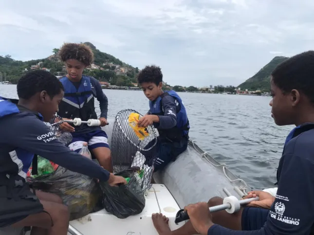 Os educandos participam de gincanas e regatas ecológicas para retirar o lixo do mar