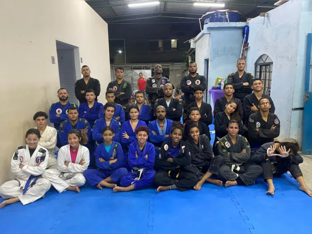 Alunos do Projeto de Lutas e Combate durante treino