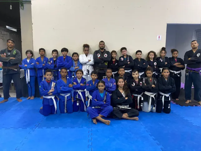 Alunos do Projeto de Lutas e Combate durante treino