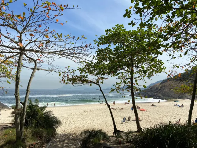 Vista da entrada na praia, no final da escadaria