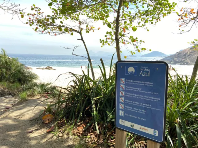Certificado de Bandeira Azul assegura a qualidade da praia e o potencial de preservação de áreas ambientais