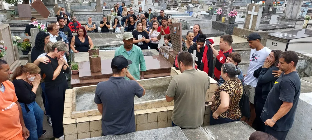 O sepultamento foi marcado por aplausos e muita emoção por parte dos familiares e amigos do fotógrafo