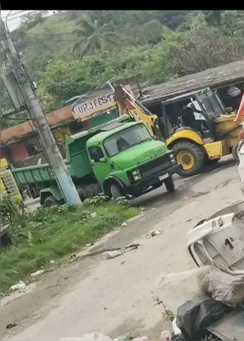 Retroescavadeira e caminhão utilizados pela PM para retirar as barricadas