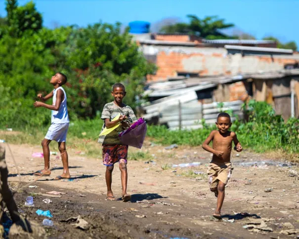 Além de proteger o local, as ilustrações fazem referência ao futuro das crianças que vivem na comunidade