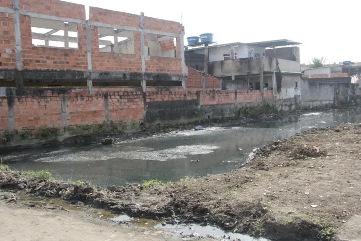 Localizada ao lado de uma elevatória da Cedae, uma das partes mais críticas do córrego assusta quem passa pelo local