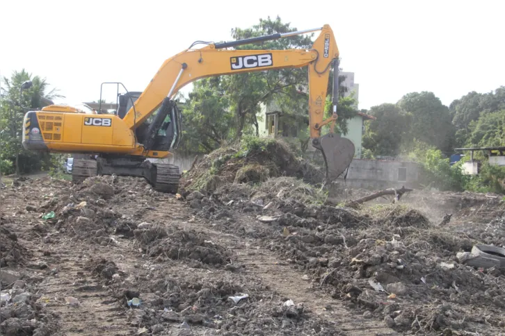 A situação é tão calamitosa que a máquina utilizada para a retirada de terra não consegue nem passar até a outra parte que precisa de limpeza