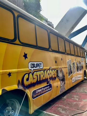 Ônibus do serviço está na Rua Alfredo Backer, próximo ao Caio Martins, em Icaraí