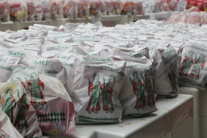 A distribuição de doces é realizada em homenagem aos Santos Cosme e Damião