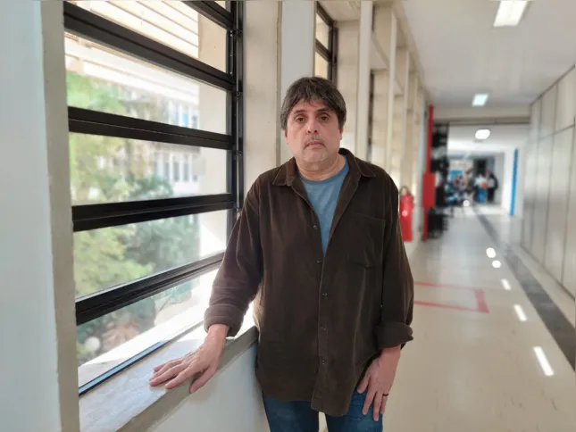 André Queiroz é diretor, roteirista, escritor e professor titular do Instituto de Arte e Comunicação Social da Universidade Federal Fluminense